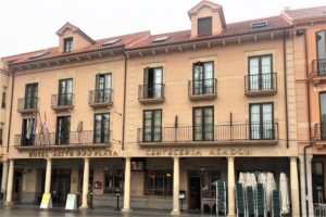 Ubicado en el camino en la Plaza Mayor de Astorga.